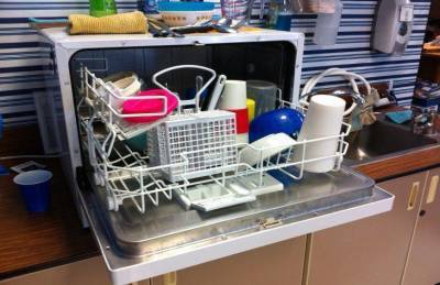 Зачем опытные хозяйки добавляют лимон в посудомоечную машину: полезная хитрость - lifehelper.one
