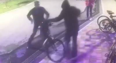 Бандит попытался украсть велосипед, но бдительные охранники настигли его - porosenka.net - Екатеринбург