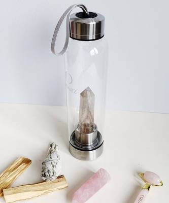 Крупным планом: бутылка для воды с кристаллом - elle.ru