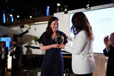Молодая женщина-режиссер из Германии получила преми... - glamour.ru - Германия
