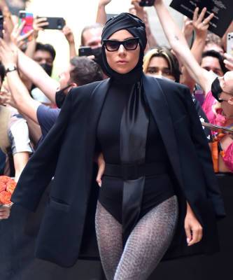 Леди Гага - Шелковый тюрбан и платформа в 23 см: Леди Гага вновь практикует походку на невозможных каблуках - elle.ru