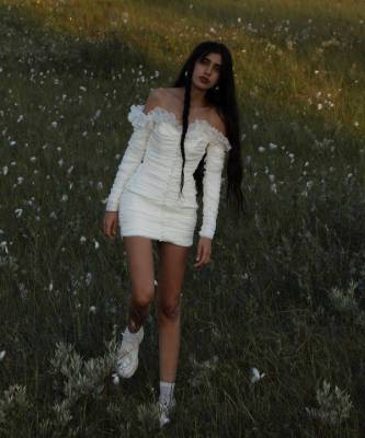 Свадебное мини-платье с кроссовками, которое носит Наташа - elle.ru