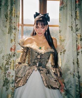 Дуа Лип - Дуа Липа - Такой вы ее еще не видели: Дуа Липа в платье XVIII века - elle.ru