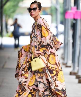 Louis Vuitton - Леди Гага - В образе богемы: Леди Гага в цветочном платье-кимоно с гипнотическим эффектом - elle.ru