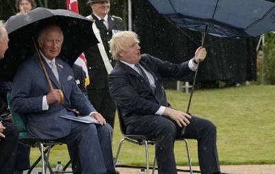 принц Чарльз - Борис Джонсон - Видео дня: Борис Джонсон "сражается" с зонтиком на встрече с принцем Чарльзом - hochu.ua - Англия