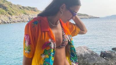 Пэрис Хилтон - принцесса Анна - Дуа Липа - 10 пляжных рубашек с принтом, как у Дуа Липы - vogue.ua - Албания
