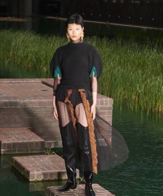Платья с вырезом для ног, деконструированные плащи и брюки с вшитыми платками в коллаборации H&M x Toga - elle.ru - Англия
