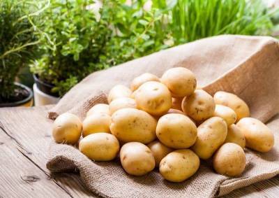 Как быстро очистить молодой картофель без ножа? 2 простых способа - lifehelper.one