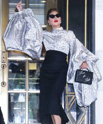 Леди Гага - Блуза с объемными рукавами и юбка, которая визуально стройнит: эффектный выход Леди Гаги - elle.ru - Нью-Йорк
