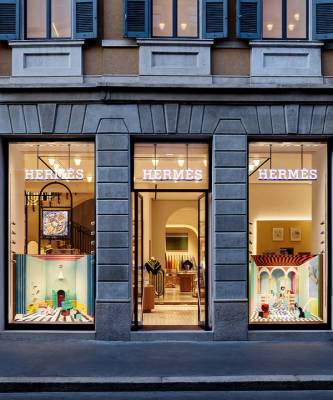 Лука Никетто оформил витрины миланского бутика Hermès - elle.ru - Италия - Гонконг