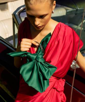 Green summer: атласная сумка Madame Chatelet, которая станет самым красивым аксессуаром в вашем гардеробе - elle.ru
