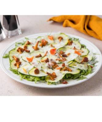 Летний рецепт: салат с хрустящими цукини, лисичками и сыром пекорино - elle.ru