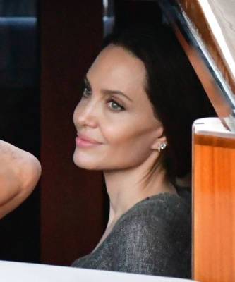 Анджелина Джоли - Платье из жидкого глитера и личность мужчины, с которым Анджелина Джоли проводит каникулы в Венеции - elle.ru - Париж