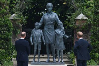 принцесса Диана - Британцы установили памятник принцессе Диане в честь ее 60-летия - miridei.com - Англия