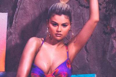 Селена Гомес - Selena Gomez - Селена Гомес снялась в лукбуке своей новой коллекции купальников - spletnik.ru