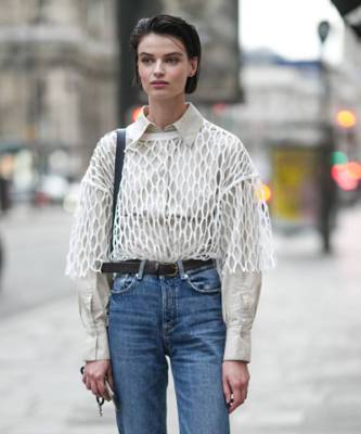 Двуцветные, белые и самые обыкновенные: какие джинсы носят модели между показами Недели моды в Париже? - elle.ru - Париж