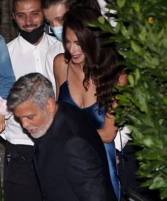 Джордж Клуни - Амаль Клуни - Идеальный образ для летнего свидания: платье-комбинация цвета ночного неба как у Амаль Клуни - elle.ru
