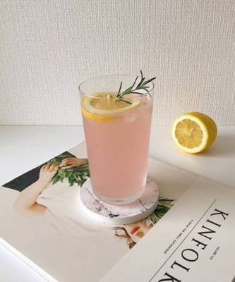 3 рецепта домашних лимонадов, которые освежат в жару - elle.ru