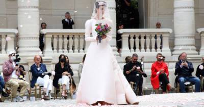 Маргарет Куэлли - Маргарет Куэлли в образе невесты: как прошел показ... - glamour.ru - Париж