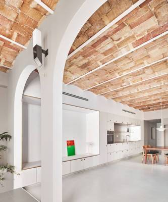 Белая квартира со сводчатым потолком в Барселоне - elle.ru - Испания