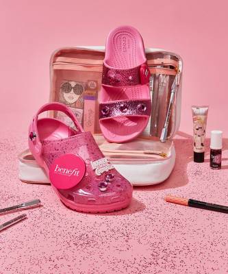 Benefit X Crocs: гламурные розовые кроксы, о которых мечтает даже Барби - elle.ru - Sandal