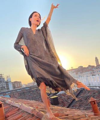 Анджелина Джоли - Джон Депп - Кошка, которая гуляет сама по себе: Анджелина Джоли босиком на закате на крыше в Венеции - elle.ru - Париж