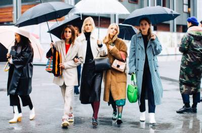 Streetstyle: как одеваться в дождливую погоду - vogue.ua