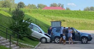 Приехала беда, откуда и не ждали: в Череповце на припаркованный автомобиль сверху съехала машина - porosenka.net - Череповец