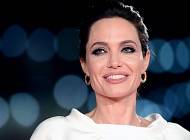 Анджелина Джоли - Идеальный тренч и сумка с трендовым принтом: Анджелина Джоли показывает, что мы будем носить осенью 2021 - cosmo.com.ua - Франция - Париж