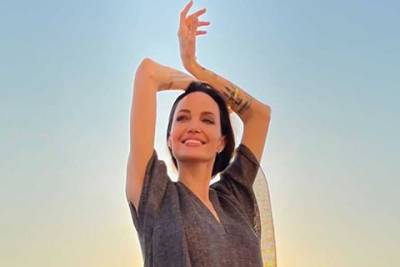Анджелина Джоли - Angelina Jolie - Анджелина Джоли устроила фотосессию на крыше в Венеции - spletnik.ru - Англия