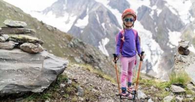 Пятилетняя украинка поднялась на одну из самых высоких гор Кавказа - womo.ua