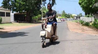 Подросток из Ганы смастерил из дерева электромопед с солнечной батареей - porosenka.net - Гана