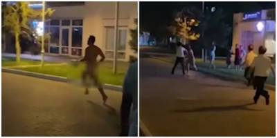 В Геленджике голый мужчина, нецензурно выражаясь, устроил забег и драку с полицейскими - porosenka.net - Россия - Краснодарский край - Геленджик