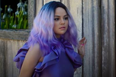 Селена Гомес - Selena Gomez - В неоновых тонах и цветных париках: Селена Гомес выпустила новый видеоклип - spletnik.ru