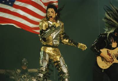 Майкл Джексон - Из чего состоял сценический гардероб Майкла Джексона - vogue.ua