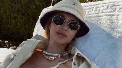 Анна Винтур - Яркое ожерелье разбавит вашу летнюю униформу - vogue.ru - Сша