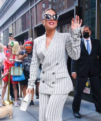 Леди Гага - И вновь безупречно: Леди Гага в сером костюме, который деликатно скрывает сумасшедшую обувь - elle.ru - Нью-Йорк
