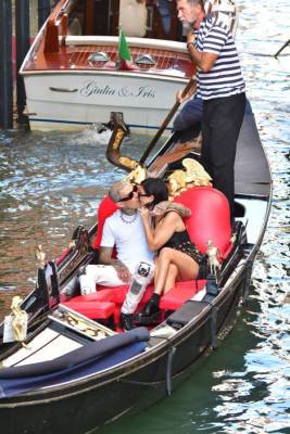 Однажды в Венеции: посмотрите, как счастлива Кортни... - glamour.ru - Италия