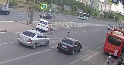 Отчаянный забег пенсионерки через дорогу на красный свет в Волгограде - porosenka.net - Волгоград