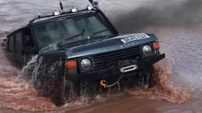 Батискаф на колесах: посмотрите, как старый Range Rover едет под водой - porosenka.net