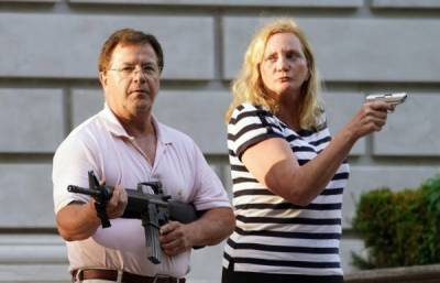 Губернатор Миссури помиловал супругов, направивших оружие на демонстрантов BLM - porosenka.net - штат Миссури
