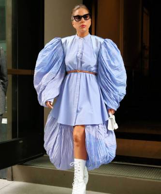 Леди Гага - Тоня Беннетт - 50 оттенков голубого на еще одном поражающем воображении платье Леди Гаги — на этот раз из жатого и плиссированного хлопка - elle.ru - Нью-Йорк