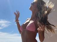 Хайди Клум - Томас Каулитец - Розовое бикини и самое сексуальное украшение лета 2021: эффектное комбо от Хайди Клум - cosmo.com.ua