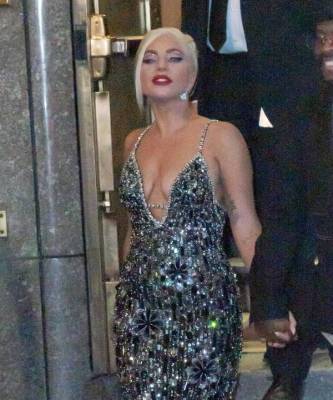 Леди Гага - Тоня Беннетт - Ослепительный образ Леди Гаги. На этот раз без сумасшедшей обуви, но в невероятном платье - elle.ru - Нью-Йорк