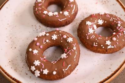 Для сладкоежек: готовим четыре десерта с шоколадной глазурью - eva.ru