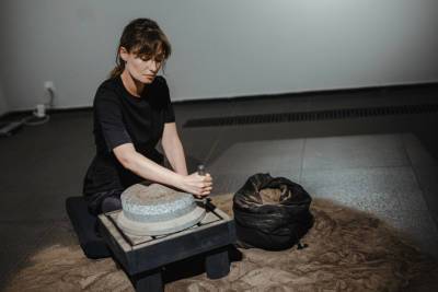 Художниця Марія Прошковська – про свій перформанс для виставки Vogue UA - vogue.ua