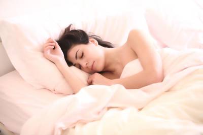 Сон без подушки: польза для здоровья, противопоказания - news.yellmed.ru
