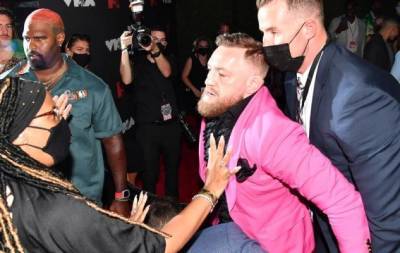 Меган Фокс - Колсон Бэйкер - Конор Макгрегор - Облил напитком и пытался ударить: Конор Макгрегор напал на парня Меган Фокс во время премии MTV VMA 2021 (ВИДЕО) - hochu.ua - Нью-Йорк - Ирландия