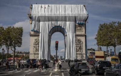 Исполняют последнюю волю художника Христо: Триумфальную арку в Париже обтягивают тканью (ФОТО) - hochu.ua - Сша - Франция - Париж