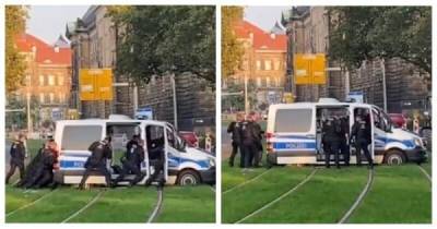 В Дрездене полицейский автомобиль не смог преодолеть трамвайные пути - porosenka.net